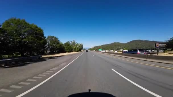 俄勒冈州太平洋高速公路南行赠款通过01后视镜驾驶牌照西北美国超广域 — 图库视频影像