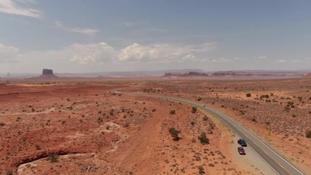 Monument Valley Highway 163 Monument Pass Aerial Shot Tilt Forward — Stock video