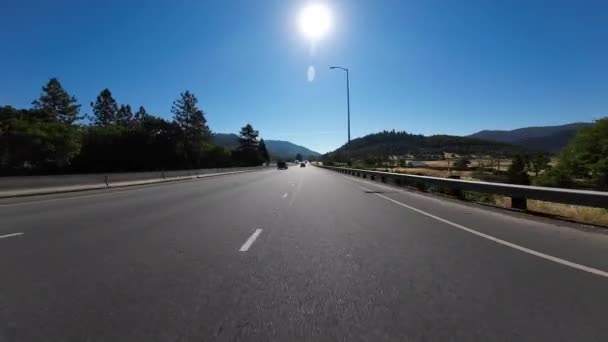 俄勒冈州太平洋高速公路南行赠款通过前景驾驶牌照美国西北部超广域 — 图库视频影像
