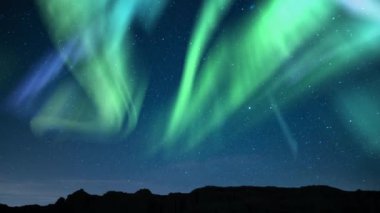 Aurora Green ve Yıldızlı Gökyüzü Kanyon Yamacında