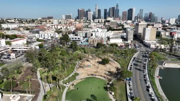 Los Angeles Downtown Palm Trees Alkaen Macarthur Park Aerial Shot — kuvapankkivideo