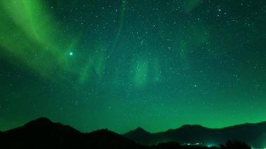 Aurora ve Yıldızlı Gökyüzü Şık Dağların Üzerinde Gece Döngüsü