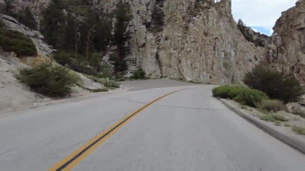 内华达山脉马蹄山道下坡04号多车前景驾驶牌照美国加州 — 图库视频影像