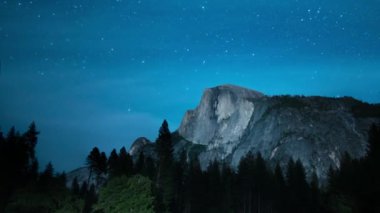 Curry Village Pan R Sierra Nevada Dağları 'nın üzerindeki Yosemite Ulusal Parkı Yıldızları Kaliforniya ABD