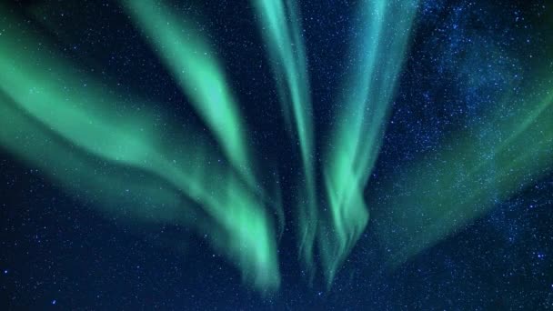 银河系和北极圈在西北天空中的绿环 — 图库视频影像