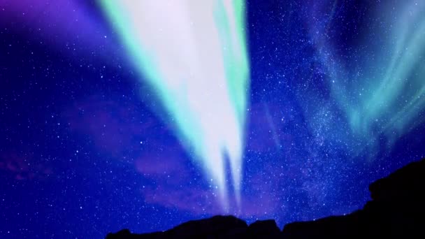Aurora Glödande Grön Lila Och Vintergatan Galaxy Canyon Tilt — Stockvideo