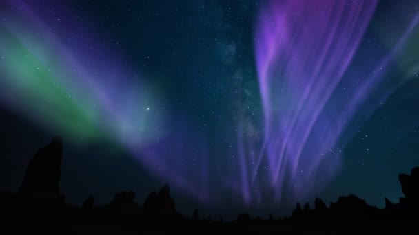 Aurora Violetti Vihreä Linnunrata Galaxy Trona Pinnacles 14Mm Pan — kuvapankkivideo