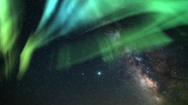 Aurora Green ve Samanyolu Galaksisi Güneydoğu Gökyüzünde