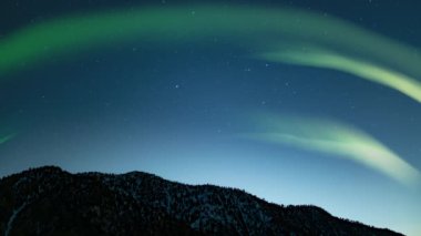 Aurora Kemeri Alp Dağı Tepeleri Döngüsü 'nün üstünde