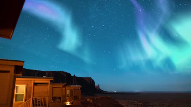 Aurora Vihreä Violetti Linnunrata Galaxy Time Lapse Yli Monument Valley — kuvapankkivideo