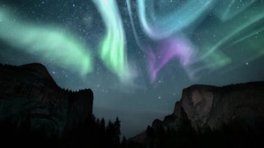 Yosemite Güneş Fırtınası Yeşil Mor ve Samanyolu Galaksisi Yarım Dome ve Kaliforniya Kraliyet Kemeri Üzerinde Zaman Kaybı