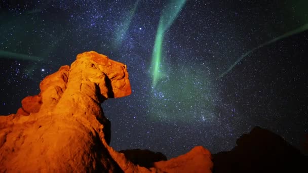 太阳风暴 绿色和银河时间在岩石层上滑落 — 图库视频影像