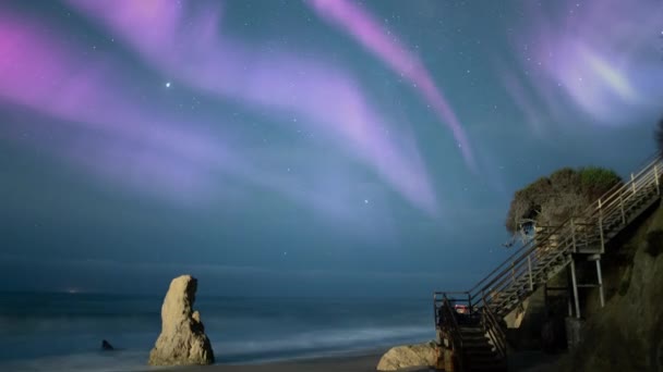 Aurora Sonnensturm Perseiden Meteorschauer Milchstraße Galaxie Zeitraffer Über Treppen Strand — Stockvideo