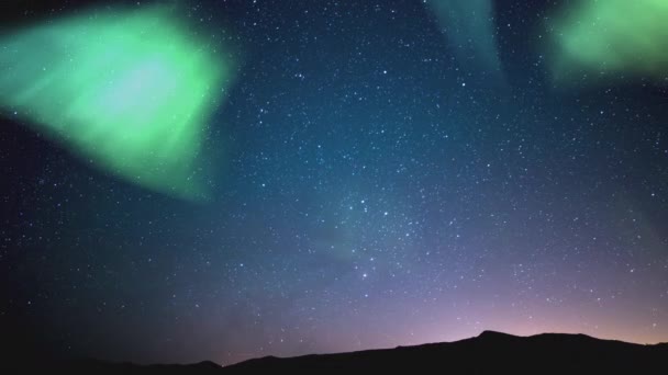 Aurora Samanyolu Galaksisi Zaman Aşımına Uğramış Bahar Gökyüzü Dağların Üzerinde — Stok video