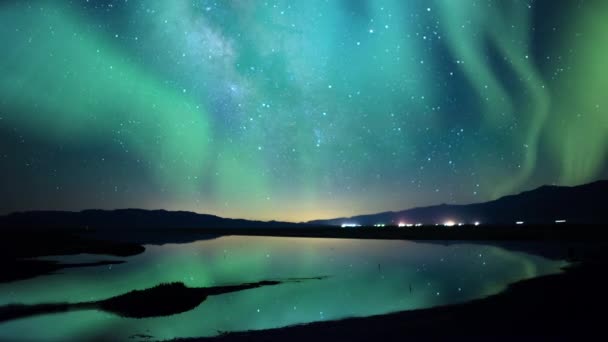 Aurora Linnunrata Galaxy Time Lapse Heijastukset Järvellä — kuvapankkivideo