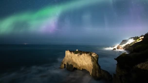 Aurora Burza Słoneczna Perseid Meteor Prysznic Nad Arch Rock Malibu — Wideo stockowe