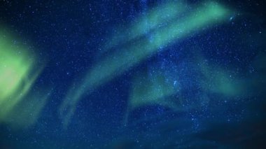 Kuzey Işıkları Aurora Yeşil ve Samanyolu Galaksi Döngüsü Kuzey