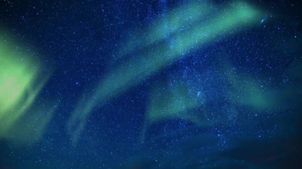 北极光极光绿色和银河系北极圈 — 图库视频影像
