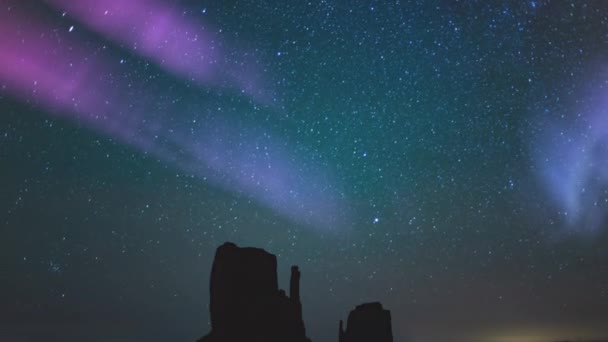 Aurora Solar Storm Monument Valley Linnunrata Galaxy Time Lapse Yläpuolella — kuvapankkivideo