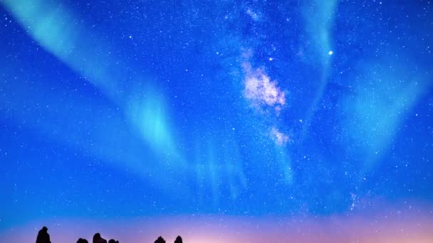 太阳风暴Aurora Green和银河系Trona Pinnacles 35毫米倾斜下降 — 图库视频影像
