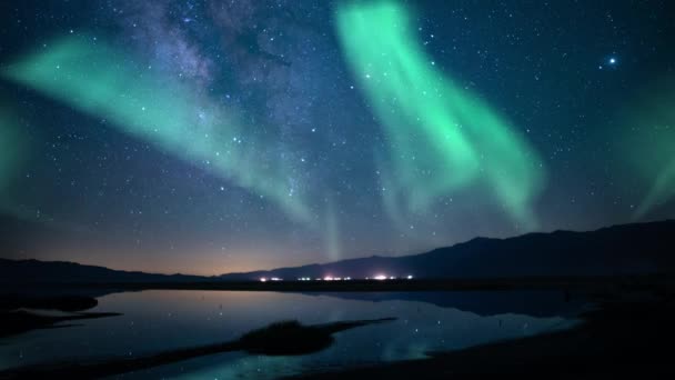 Aurora Boreal Vía Láctea Galaxy Reflexiones Sobre Lago Luces Boreales — Vídeos de Stock