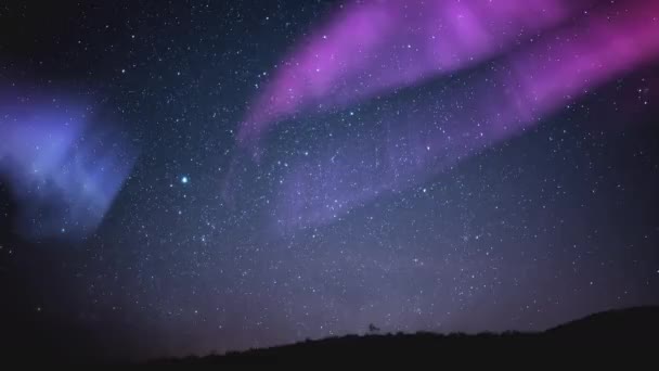 Aurora Linnunrata Galaxy Time Lapse Kevät Taivas Pilvet Yli Kukkuloiden — kuvapankkivideo