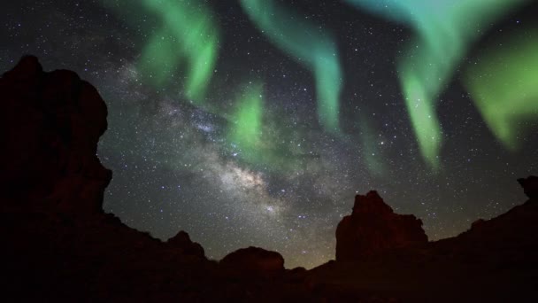 Aurora Droga Mleczna Galaxy Time Lapse Rock Spire — Wideo stockowe
