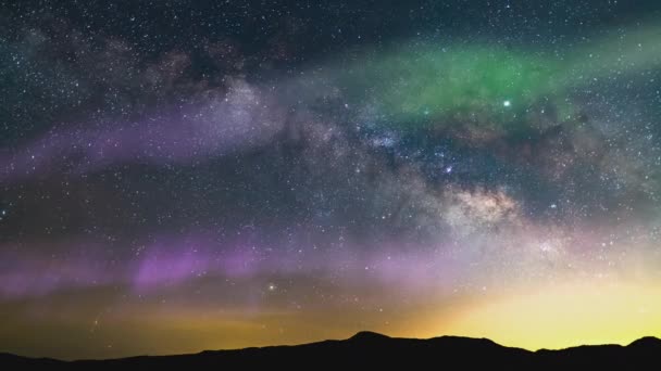 Aurora Borealis Drogi Mlecznej Lapse Southeast Sky Mountain Peaks Symulowane — Wideo stockowe