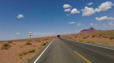 Sürücü Plakası Vadisi Sahnesi Dr. HWY163 S 23 Arka Görüş Arizona Utah Güneybatı ABD