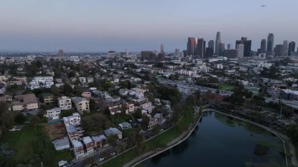 Los Angeles Downtown Twilight Freeway Από Echo Park Aerial Shot — Αρχείο Βίντεο