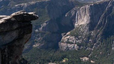 Yosemite Falls ve Hanging Rock Time Lapse Sierra Nevada Dağları Kaliforniya ABD