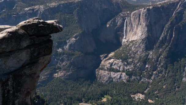 Yosemite Falls Und Hanging Rock Zeitraffer Sierra Nevada Mountains Kalifornien — Stockvideo