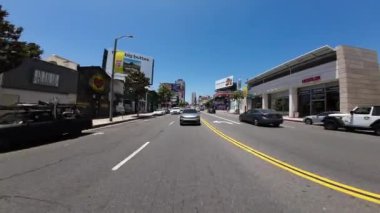 Batı Hollywood Günbatımı Bulvarı Doğu 5. Arka Manzara San Vicente Bulvarı Kaliforniya plakalı.