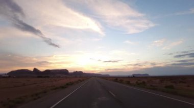 Monument Vadisi 'nin Hızlı Sürüşü Rd Ziyaretçi Merkezi Günbatımı 01 Arka Görüş Arizona Utah Güneybatı ABD