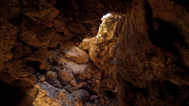 Een Zonnestraal Sunshine Cave Lava Bedden National Monument California Usa — Stockvideo