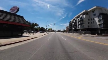 Los Angeles Olimpiyat Bulvarı Doğuya giden 04 Arka Manzara San Vicente Bulvarı Sürücü Plakası ABD Ultra Geniş