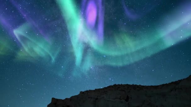 Aurora Und Milchstraße Galaxie Zeitraffer Gelassenheit Über Klippe — Stockvideo