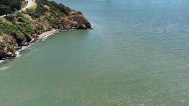旧金山湾大桥从美国加州宝岛前倾向空中拍摄 — 图库视频影像