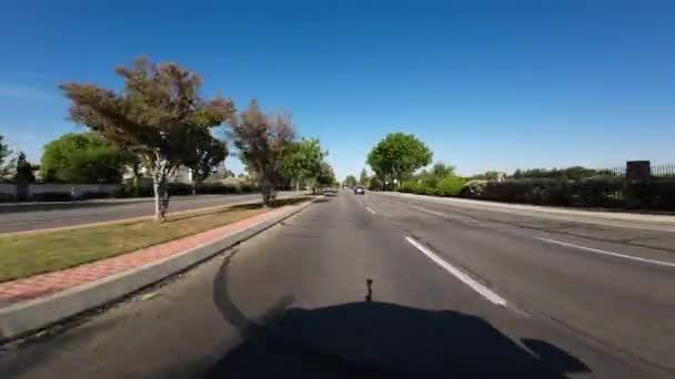 Νότια Καλιφόρνια Προαστιακή Πόλη Τοπική Οδός Front View Driving Plates Βίντεο Αρχείου