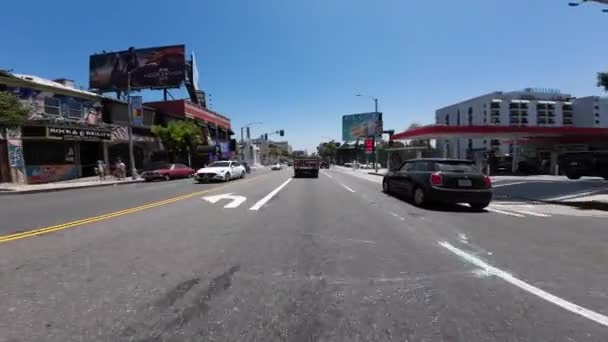 西ハリウッドサンセットストリップイーストバウンド サンビセンテブリバード運転プレートカリフォルニアのフロントビュー — ストック動画