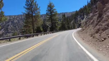 Angeles Crest Otoyolu Yaz mevsimi 5 Islip Saddle to Grassy Hollow 07 Front View Driving Plate Angeles National Forest California USA