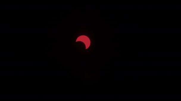 Solar Eclipse 2023 Lua Sombras Crescente Sol Com Filtro Vermelho — Vídeo de Stock