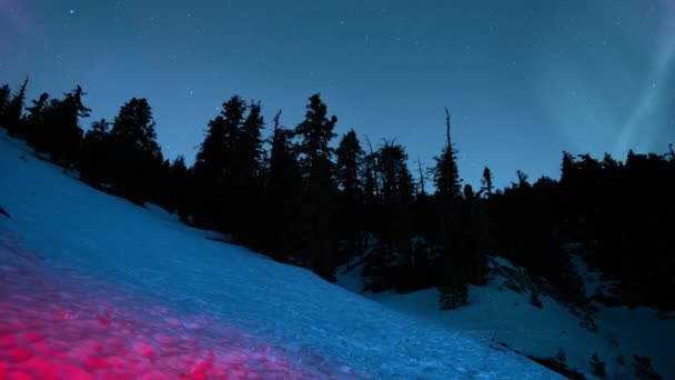 Aurora Acima Encosta Nevada Floresta Montanha Loop Iluminação Vermelha — Vídeo de Stock