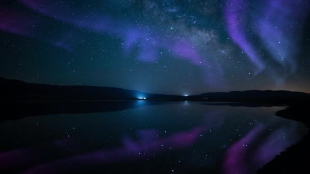 Aurora Borealis Reflekterad Sjön Och Vintergatan Galaxy Time Lapse Simulerade — Stockvideo