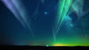 Aurora Parlayan Yeşil Mor ve Samanyolu Galaksisi Ufuk Döngüsü Üzerinde