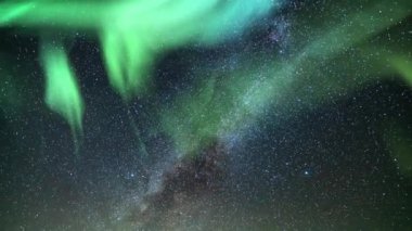 Aurora Green ve Samanyolu Galaksisi 24mm Batı Gökyüzü 'nde Zaman Hızı