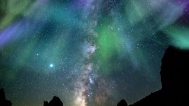 Aurora Yeşil Mor ve Samanyolu Galaksisi Güney Eğimi Kayalıkları