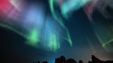 Aurora Yeşil Mor Kırmızı ve Samanyolu Galaksisi Trona Zirveleri