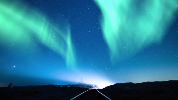 Aurora Verde Estrellado Cielo Tren Pista Inclinarse Hacia Arriba — Vídeos de Stock