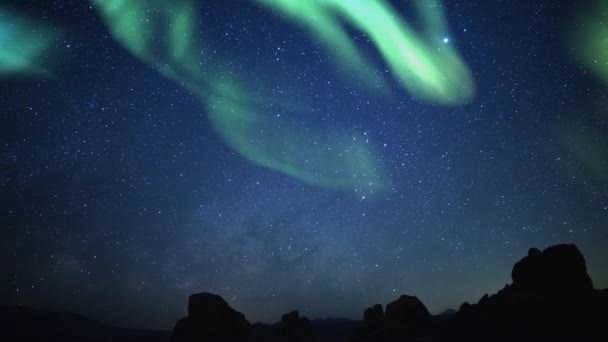 Aurora Calea Lactee Galaxy Time Lapse Peste Rock Spires — Videoclip de stoc